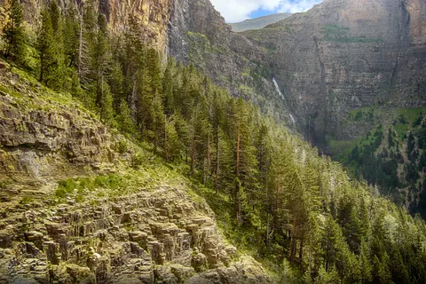Valley Waterfall 4K Wallpaper · mountains · 3840×2560