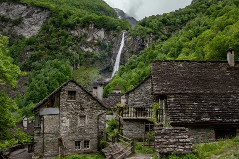 Valley Waterfall 4K Wallpaper · mountains · 3840×2560