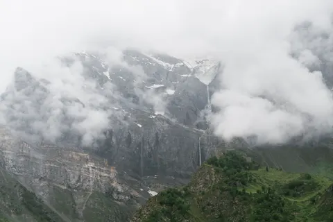 Valley Waterfall 4K Wallpaper · mountains · 3840×2561