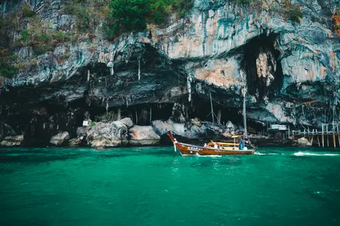 والپیپر غار دریایی با کیفیت 4K · ocean · 3840×2561