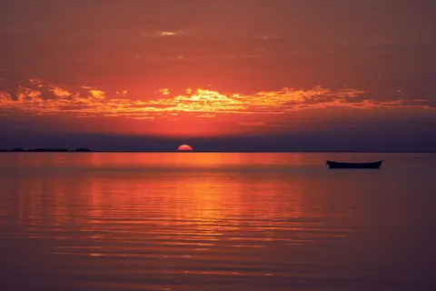 خلفية بحر هادئ بدقة 4K · ocean · 3840×2560