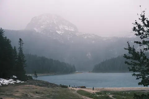 Fond d'écran Lac de montagne brumeux 4K · nature · 3840×2560