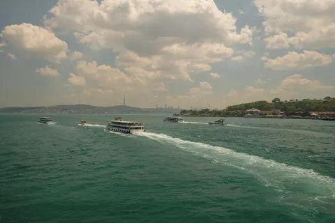 바다 위 배 4K 배경화면 · ocean · 3840×2560