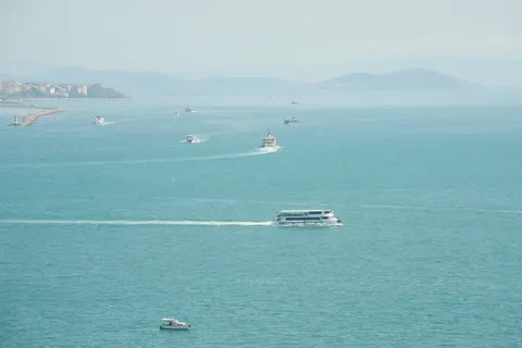والپیپر قایق در دریا با کیفیت 4K · ocean · 3840×2560