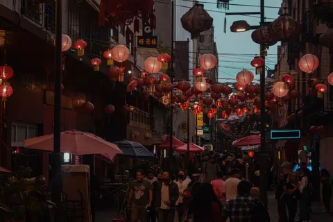 Night Market 4K Wallpaper · city · 3840×2560