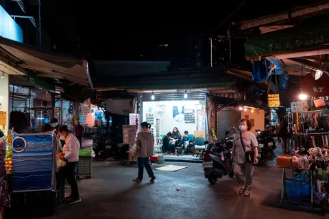 Night Market 4K Wallpaper · city · 3840×2561