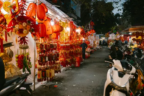 Night Market 4K Wallpaper · city · 3840×2560