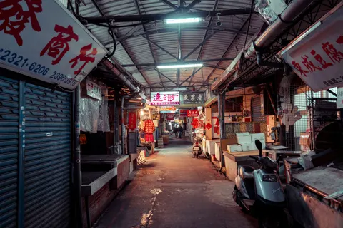 Night Market 4K Wallpaper · city · 3840×2561