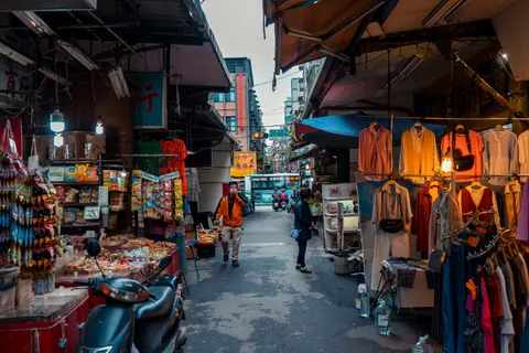 Night Market 4K Wallpaper · city · 3840×2561