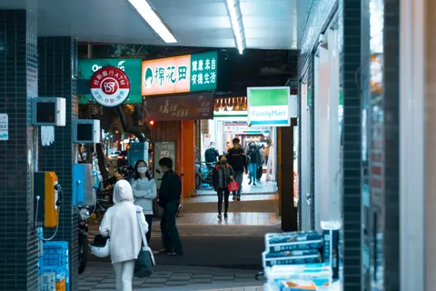 Night Market 4K Wallpaper · city · 3840×2561