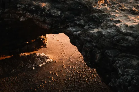 समुद्री गुफा 4K वॉलपेपर · ocean · 3840×2560