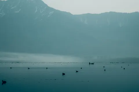 Nebliger Bergsee 4K Hintergrundbild · nature · 3840×2560