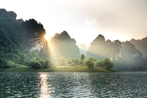 薄雾山湖 4K壁纸 · nature · 3840×2561