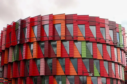 Tapeta Futurystyczna fasada 4K · architecture · 3840×2560