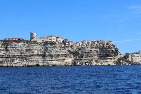 Fond d'écran Phare sur la falaise 4K · architecture · 3840×2560