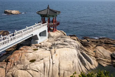 Cliff Lighthouse 4K Wallpaper · architecture · 3840×2560