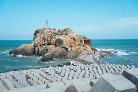 Cliff Lighthouse 4K Wallpaper · architecture · 3840×2560