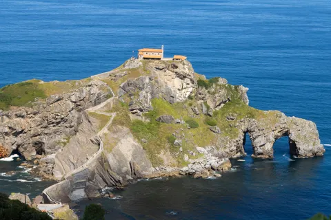 Cliff Lighthouse 4K Wallpaper · architecture · 3840×2560