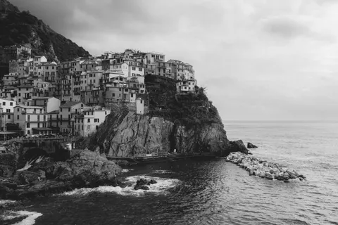 Wallpaper Mercusuar di Tebing 4K · architecture · 3840×2560