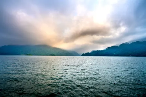 薄雾山湖 4K壁纸 · nature · 3840×2561