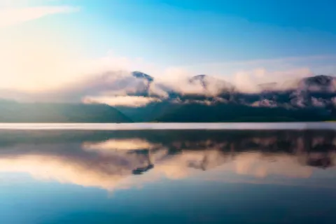 薄雾山湖 4K壁纸 · nature · 3840×2560