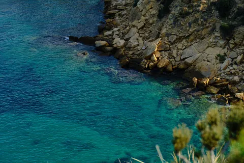 터키석빛 해안 4K 배경화면 · ocean · 3840×2560