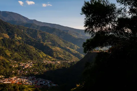 Fondo de pantalla Montañas 4K · mountains · 3840×2560