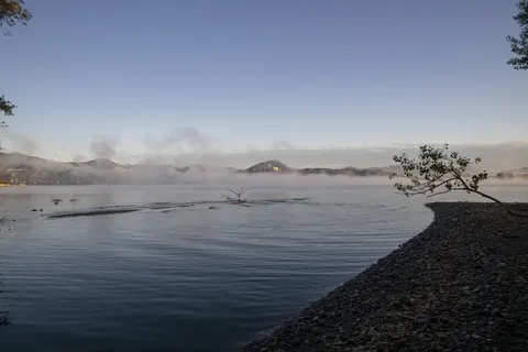 Sfondo Lago di Montagna nella Nebbia 4K · nature · 3840×2561