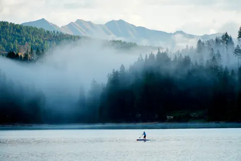 Fond d'écran Lac de montagne brumeux 4K · nature · 3840×2560