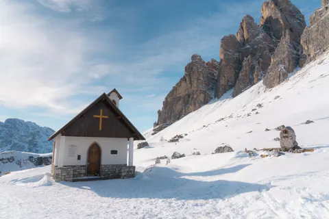 Mountain Cabin 4K Wallpaper · mountains · 3840×2560
