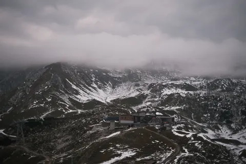 Mountain Cabin 4K Wallpaper · mountains · 3840×2560