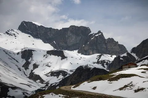 Mountain Cabin 4K Wallpaper · mountains · 3840×2560