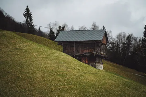 Mountain Cabin 4K Wallpaper · mountains · 3840×2560