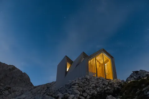 Mountain Cabin 4K Wallpaper · mountains · 3840×2560