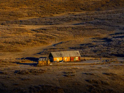 Mountain Cabin 4K Wallpaper · mountains · 3840×2880