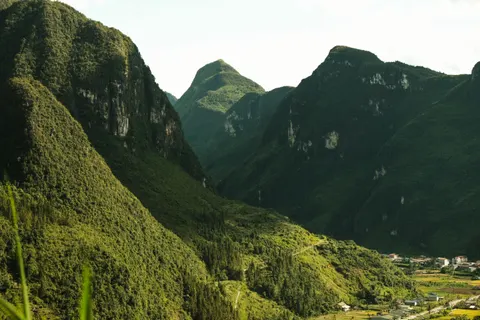 Valley Waterfall 4K Wallpaper · mountains · 3840×2560