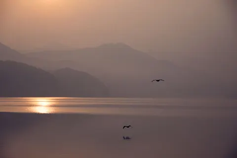 خلفية بحيرة جبلية ضبابية بدقة 4K · nature · 3840×2560