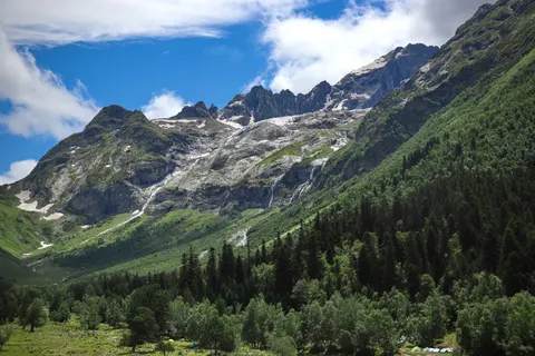 Valley Waterfall 4K Wallpaper · mountains · 3840×2560