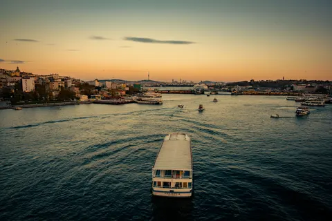 Fondo de pantalla Barco en el mar 4K · ocean · 3840×2560
