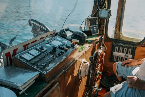 والپیپر قایق در دریا با کیفیت 4K · ocean · 3840×2560