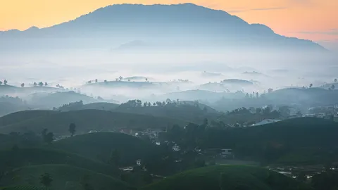 Fondo de pantalla Lago de montaña brumoso 4K · nature · 3840×2160