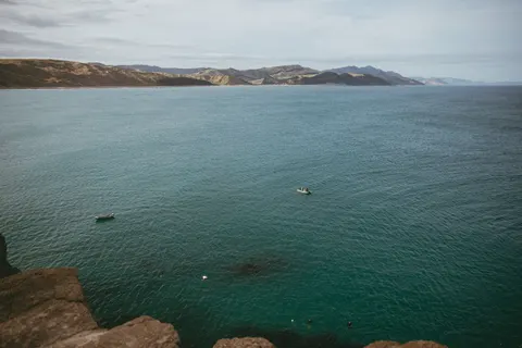 Papel de parede Barco no mar 4K · ocean · 3840×2560