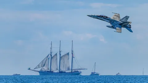 바다 위 배 4K 배경화면 · ocean · 3840×2160
