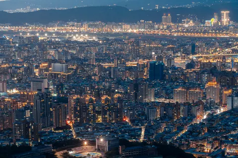 خلفية المدينة بدقة 4K · city · 3840×2561