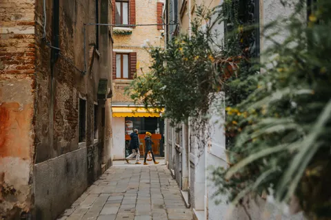 Fondo de pantalla Calle del casco antiguo 4K · architecture · 3840×2560