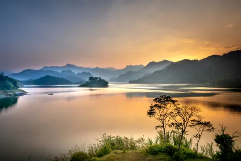 Fond d'écran Lac de montagne brumeux 4K · nature · 3840×2561
