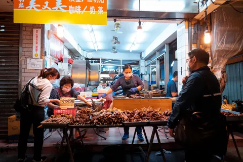 Night Market 4K Wallpaper · city · 3840×2561