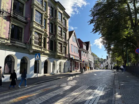 Fondo de pantalla Calle del casco antiguo 4K · architecture · 3840×2880