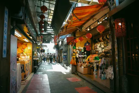 Night Market 4K Wallpaper · city · 3840×2560