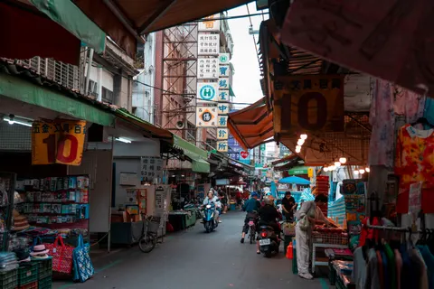 Night Market 4K Wallpaper · city · 3840×2561